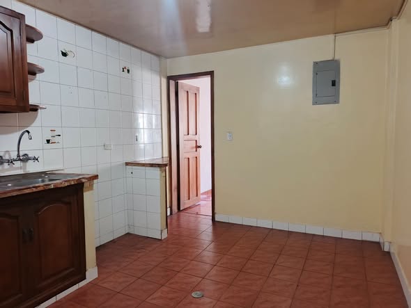 Departamento dúplex de tres dormitorios cerca de Solca