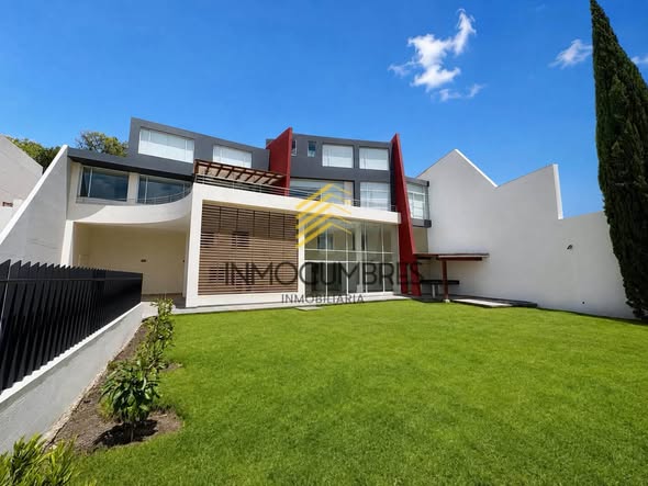 Casa en arriendo en Cumbayá, 937 m² y 5 habitaciones