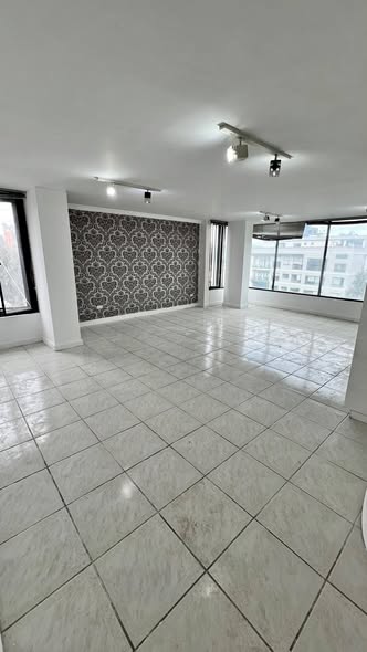Departamento de tres habitaciones en arriendo en Iñaquito Alto