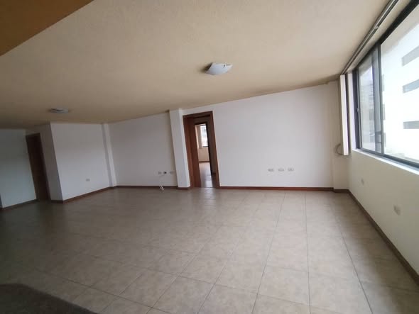 Departamento de 4 dormitorios en arriendo en La Kennedy