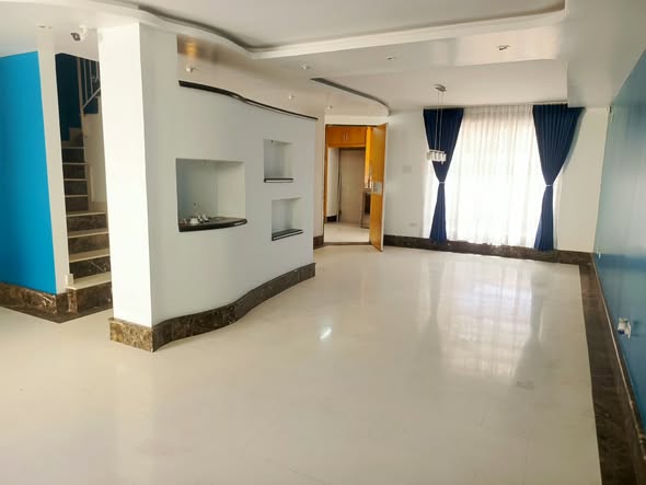 Casa de 4 dormitorios en arriendo en Los Álamos, Eloy Alfaro