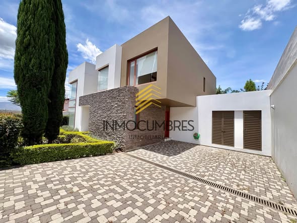 Casa sin amoblar en Cumbayá con línea blanca, 300 m²