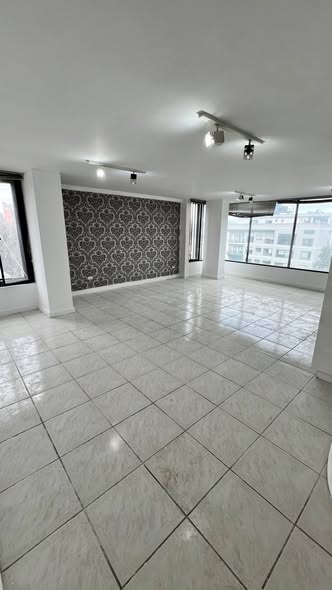 Departamento de tres dormitorios en arriendo en Iñaquito Alto — foto 2 de 5