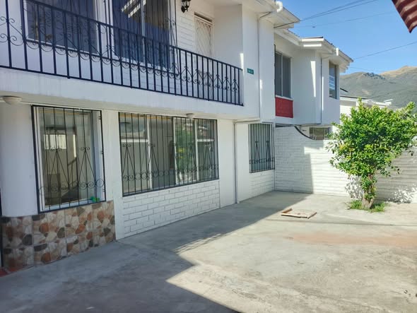 Casa independiente de 3 dormitorios, norte de Quito