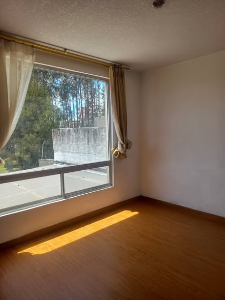 Casa de 3 pisos en arriendo cerca de Solca — foto 3 de 5