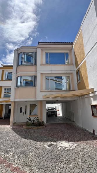 Casa en arriendo en La Primavera, Cumbayá — foto 2 de 5