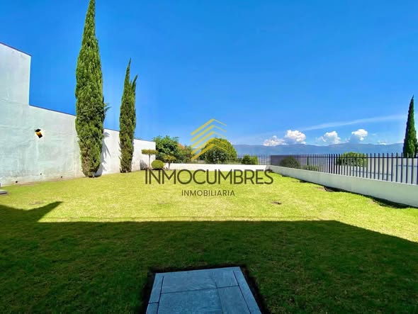 Casa en arriendo en Cumbayá, 937 m² y 5 habitaciones — foto 2 de 5
