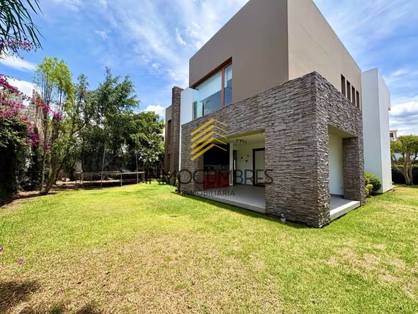 Casa sin amoblar en Cumbayá con línea blanca, 300 m² — foto 3 de 5