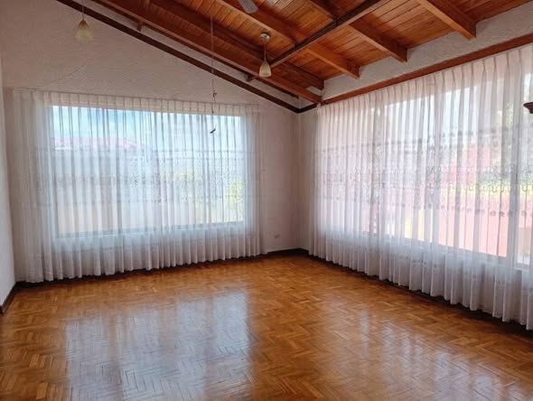 Casa de cinco dormitorios en arriendo en Tumbaco