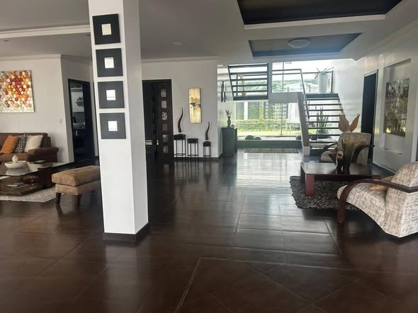 Casa de 680 m² en Cumbayá — foto 3 de 3