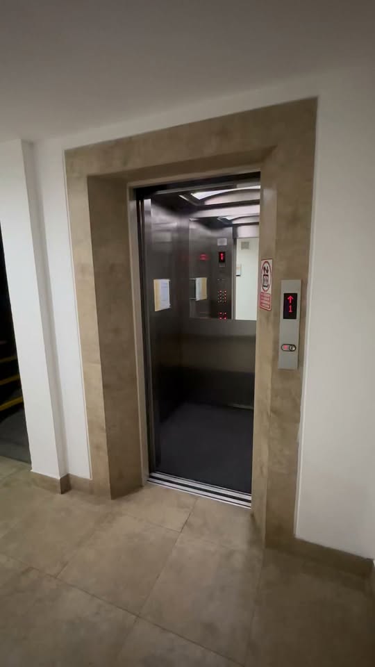 Departamento de 3 dormitorios en arriendo en Los Laureles — foto 3 de 6