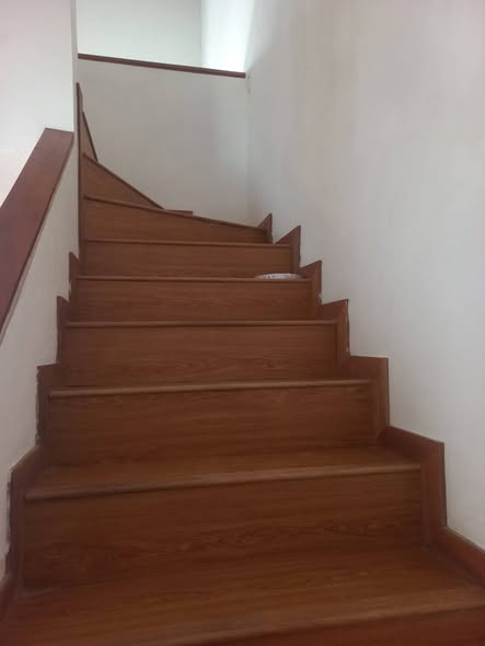 Casa de 3 pisos en arriendo cerca de Solca — foto 4 de 5
