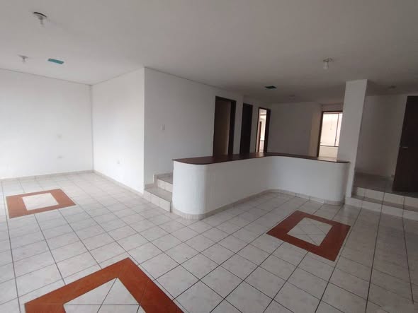 Departamento de tres habitaciones en Tumbaco — foto 4 de 5