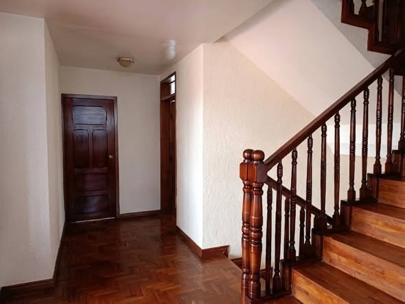 Casa de cinco dormitorios en arriendo en Tumbaco — foto 3 de 5
