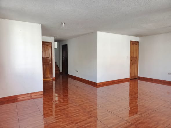 Departamento dúplex de tres dormitorios cerca de Solca — foto 4 de 5