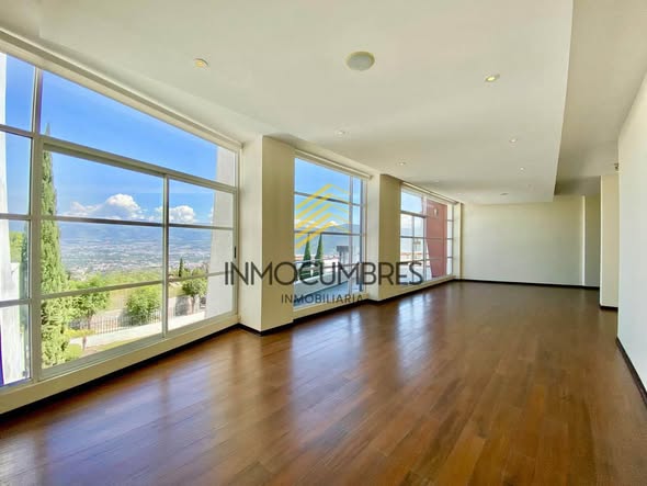 Casa en arriendo en Cumbayá, 937 m² y 5 habitaciones — foto 4 de 5