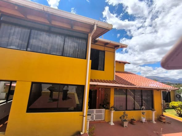 Casa de cinco dormitorios en arriendo en Tumbaco — foto 4 de 5